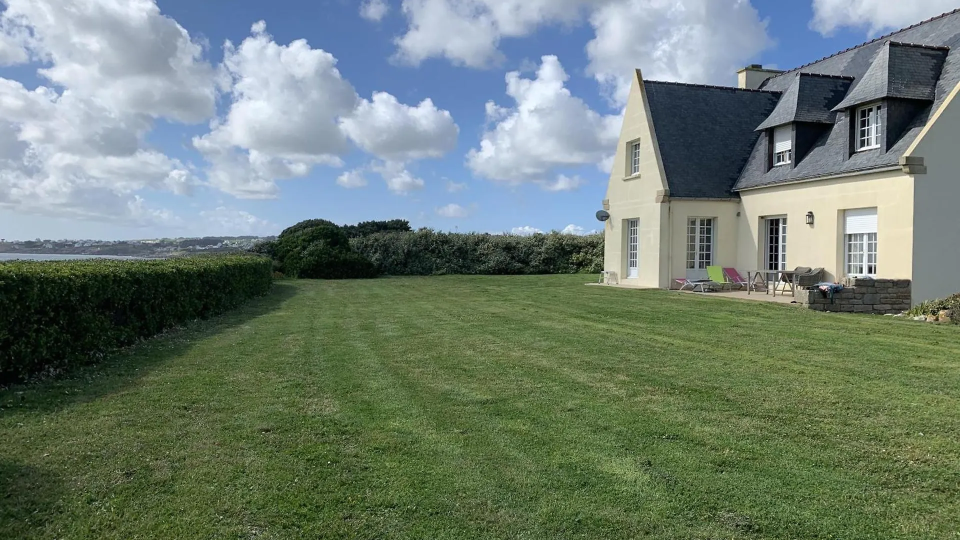 5 Bed-Sleeps 9-Sea View-Beach-Free Parking Plozevet